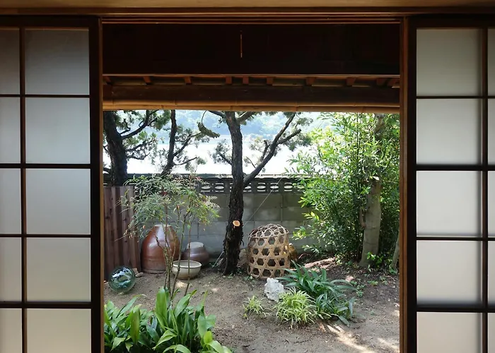 離島-宿navelの学校-三原港から船で14分